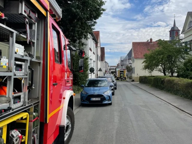 Einsatz Nr. 20/2025🔥📟

Am Samstagmittag um 16:43 Uhr wurden wir während der  Vorbereitungen für unser Sommerfest zu einem F2Y nach Büttelborn alarmiert.
Vor Ort fanden wir ein Kellergeschoss, in welchem ein Modellflugzeug mit Akku gebrannt hat. Das Feuer konnte durch die Einsatzkräfte gelöscht werden. Der Bewohner konnte die Wohnung eigenständig verlassen, musste aber Rettungsdienstlicht versorgt werden.

__________________________________________

#feuerwehr #feuerwehrkleingerau #freiwilligefeuerwehr #einsatz #feuer #kleingerau #freiwillig