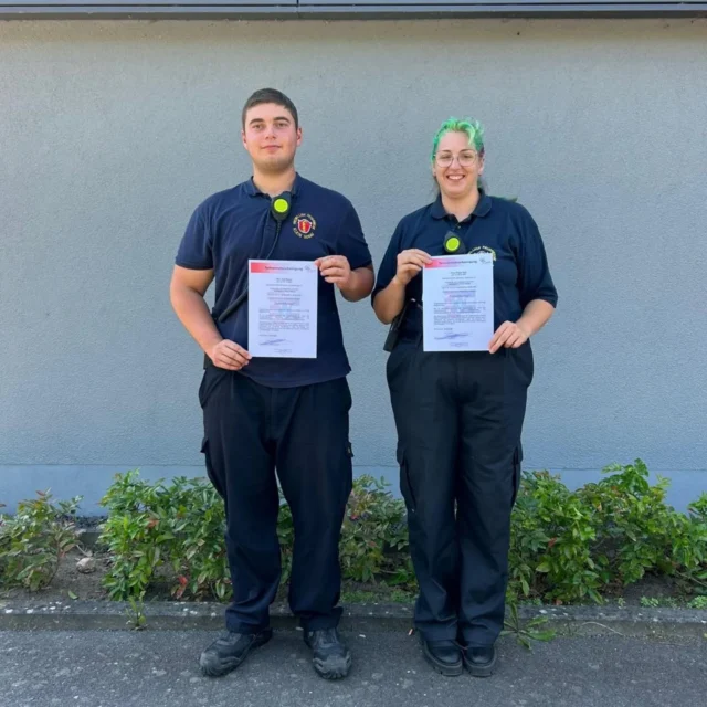 ***Verstärkung für die Einsatzabteilung***

Im Zeitraum vom 24. bis 29. Juni haben unsere beiden Kameraden Joel Buyar und Aileen Kail erfolgreich den Sprechfunker Lehrgang absolviert.
Wir gratulieren herzlich zu diesem Erfolg und wünschen unseren beiden Kameraden stets guten Empfang!📟📞🚒

____________________________________

#feuerwehr #feuerwehrkleingerau #feuerwehrfrau #feuerwehrmann #lehrgang #sprechfunker #erfolg #kleingerau