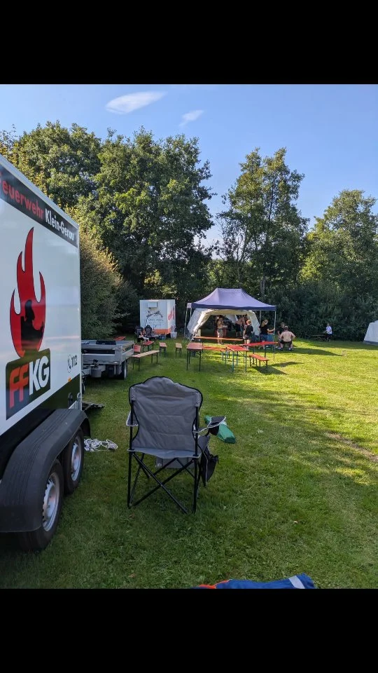 Jugendfeuerwehr Zeltlager 2025

Die Jugendfeuerwehr war von Samstag (09.08) bis Mittwoch (13.08) auf ihrem diesjährigen Zeltlager. Gemeinsam mit der Jugendfeuerwehr Worfelden sind wir nach Gedern an den Campingplatz gefahren. 🚒
Während den 5 Tagen Zeltlager hat die Jugendfeuerwehr viel erlebt. Gemeinsam waren wir Rodeln, Minigolf spielen, schwimmen und die Jugendfeuerwehr hat eine Platzrally veranstaltet. 
Bei der Platzrally ging es um viele Fertigkeiten die ein Feuerwehrmann oder eine Feuerwehrfrau braucht. Geschicklichkeit, Schnelligkeit, Knoten und Stiche, oder Räumliches Denken. Der Teamgeist wurde dabei deutlich auf die Probe gestellt. Am Ende gab es eine Packung mit Gummibärchen zu gewinnen, welche dann die Gewinner untereinander aufgeteilt hatten. 
Die Kameradschaft der Jugendlichen werden dabei gestärkt und natürlich stand der Spaß ebenso im Vordergrund. 
Die diesjährige Zeltlager Taufe, würde Montags ausgeführt. Dabei werden alle Jugendfeuerwehrangehörige getauft, die das erste oder das letzte mal dabei sind, oder die ein neues Amt, wie z.B. Betreuer oder Jugendwart, antreten. Dabei werden sie mit allen 4 Traditionellen Löschmitteln (Wasser, Schaum, Sand und Erde) übergossen.

___________________________________

#jugendfeuerwehr #feuerwehr #zeltlager #kleingerau #worfelden #freiwilligefeuerwehr #feuerwehrkleingerau #sommer #jugendarbeit #jugendfeuerwehr🚒