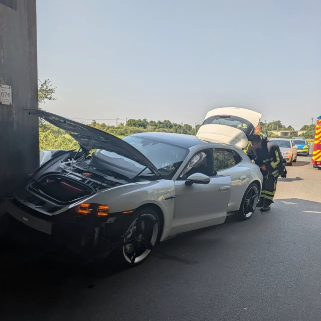 Einsatz Nr. 21/2025 🔥📟

Heute Vormittag wurden wir zu einem H 1 Y – Verkehrsunfall alarmiert.
Vor Ort fanden wir ein E-Auto vor, das gegen die Brücke am Wasserweg gefahren war. Der genaue Unfallhergang war zunächst noch unklar.

Wir stellten den Brandschutz sicher und betätigten die Trennschalter der Fahrzeugbatterie, um das Auto stromlos zu schalten.
Der Fahrer des E-Autos wurde durch den Rettungsdienst versorgt.

Etwa eine halbe Stunde später konnten wir die Einsatzstelle an die Polizei übergeben.

______________________________________________

#einsatz #feuerwehr #freiwilligefeuerwehr #freiwillig #kleingerau #verkehrsunfall #ecall #wirfüreuch