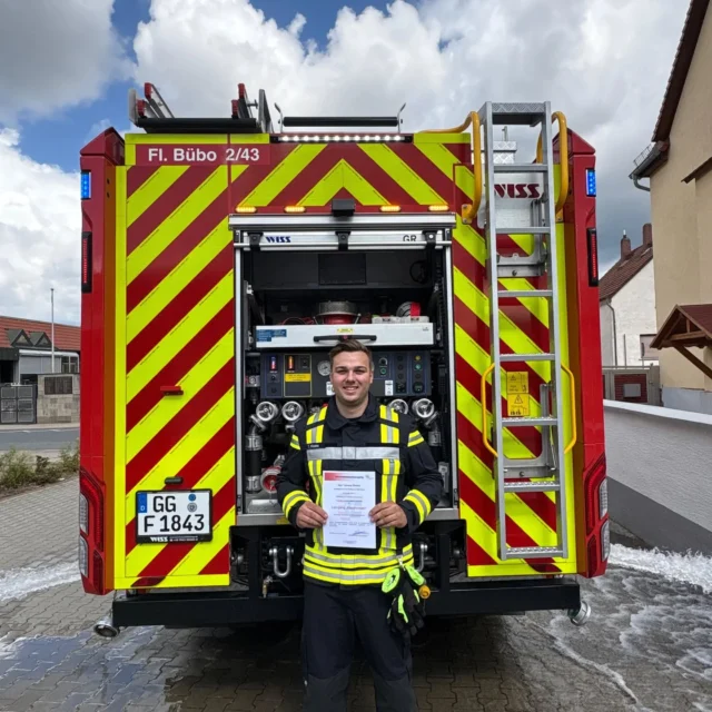 ***Verstärkung für die Einsatzabteilung***

In den letzten Wochen hat unser Kamerad Tomasz Kloska seinen Maschinisten-Lehrgang auf Kreisebene erfolgreich bestanden.

Der Maschinist ist für das Fahren und das Bedienen der Geräte im Einsatz zuständig. Zu seinen Wichtigsten Aufgaben Zählen:
🚒Die Mannschaft sicher an den Einsatzort zu bringen
⚡💦Die Wasser und die Energieversorgung zu gewährleisten
👨‍🚒Und natürlich das unterstützen der Mannschaft bei der Geräte Entnahme

Damit übernimmt Tomasz jetzt eine wichtige Rolle im Einsatz geschehen. Wir Gratulieren Herzlich für diesen Erfolg.

____________________________________

#feuerwehr #feuerwehrkleingerau #kleingerau #freiwilligefeuerwehr #lehrgang #maschinist #erfolg