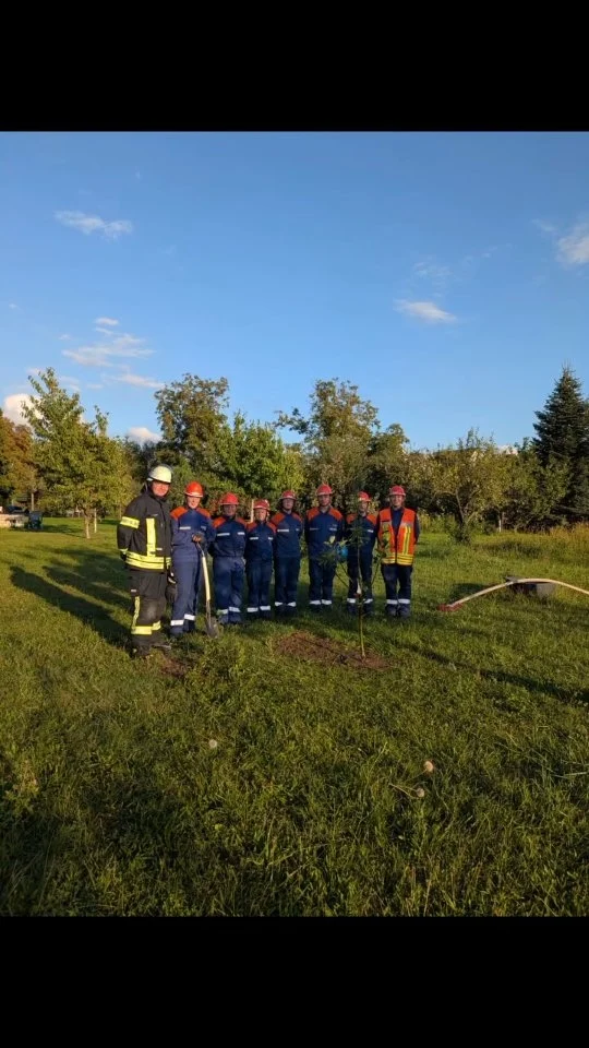 Baumpflanz-Challange 2025🍎🌳

Wir wurden von @kerweborsch_kloagere nominiert um bei der Baumpflanz-Challange mit zu machen. Unsere Jugendfeuerwehr hat sich dazu bereit erklärt.
Wir nominieren @freiw.feuerwehr.buettelborn @sv1912_kleingerau und @ffschwerstedt .
Wir wünschen viel Erfolg bei der Challenge!🚨📟🔥

___________________________________

#baumpflanzchallenge #feuerwehrkleingerau #feuerwehr #kleingerau #freiwilligefeuerwehr #baum #jugendfeuerwehr🚒